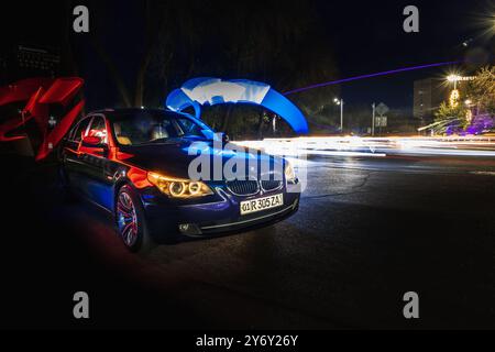 Tashkent, Uzbekistan - 22 marzo 2023: Auto BMW di marca in città con un'illuminazione interessante Foto Stock