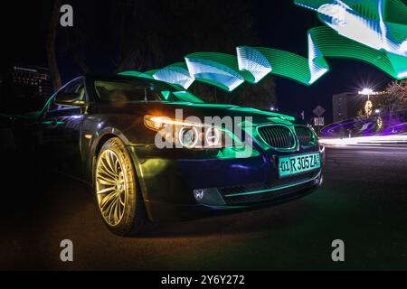 Tashkent, Uzbekistan - 22 marzo 2023: Auto BMW di marca in città con un'illuminazione interessante Foto Stock