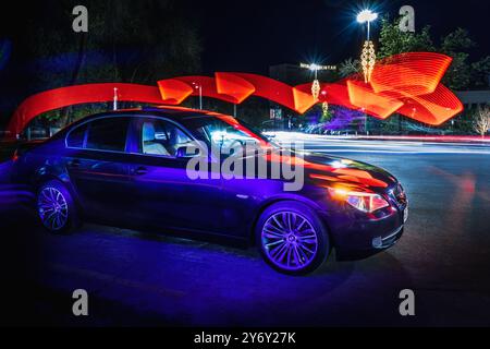 Tashkent, Uzbekistan - 22 marzo 2023: Auto BMW di marca in città con un'illuminazione interessante Foto Stock