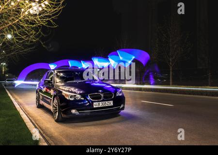 Tashkent, Uzbekistan - 22 marzo 2023: Auto BMW di marca in città con un'illuminazione interessante Foto Stock