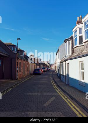 Guardando lungo la stretta strada che attraversa John Street e Ladybridge Street nella tradizionale zona di pesca di ArbroathÕs. Foto Stock