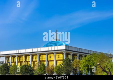 Tashkent, Uzbekistan - 1° aprile 2023: La costruzione del Senato nel centro di Tashkent chiamata "Oliy Majlis" Foto Stock