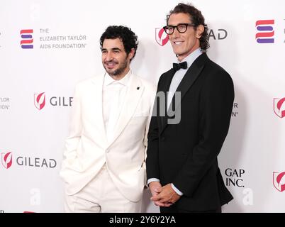 (L-R) Zac Posen e Richard Dickson arrivano all'Elizabeth Taylor Ball to End AIDS tenutosi al Beverly Hills Hotel di Beverly Hills, CALIFORNIA, giovedì 26 settembre 2024. (Foto di Sthanlee B. Mirador/Sipa USA) Foto Stock