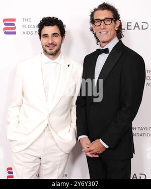 (L-R) Zac Posen e Richard Dickson arrivano all'Elizabeth Taylor Ball to End AIDS tenutosi al Beverly Hills Hotel di Beverly Hills, CALIFORNIA, giovedì 26 settembre 2024. (Foto di Sthanlee B. Mirador/Sipa USA) Foto Stock