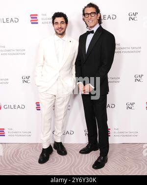 (L-R) Zac Posen e Richard Dickson arrivano all'Elizabeth Taylor Ball to End AIDS tenutosi al Beverly Hills Hotel di Beverly Hills, CALIFORNIA, giovedì 26 settembre 2024. (Foto di Sthanlee B. Mirador/Sipa USA) Foto Stock