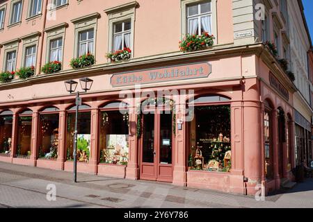 Heidelberg, Germania - 28 giugno 2024: Negozio della società tedesca "Käthe Wohlfahrt" che vende decorazioni e articoli natalizi attraverso il Foto Stock