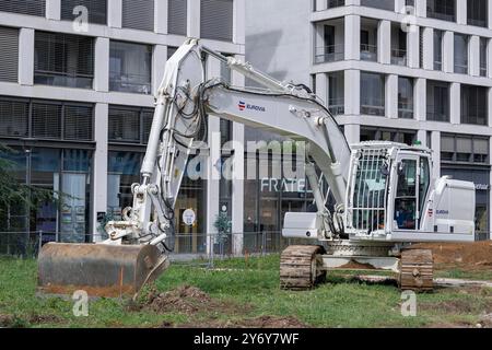 Nancy, Francia - Vista su un escavatore cingolato bianco CAT 326 per lavori di terra in cantiere. Foto Stock