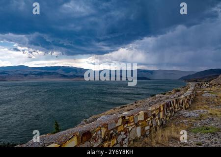 Nuvole minacciose che si innalzano sul lago artificiale Clark Canyon nei pressi di Dillon, Montana, USA Foto Stock