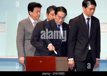 (240927) -- TOKYO, 27 settembre 2024 (Xinhua) -- il primo ministro giapponese Fumio Kishida (3° L) si aggiudica il suo voto alle elezioni per la leadership del Partito Liberal Democratico (LDP) giapponese a Tokyo, Giappone, 27 settembre 2024. (Hiro Komae/Pool via Xinhua) Foto Stock