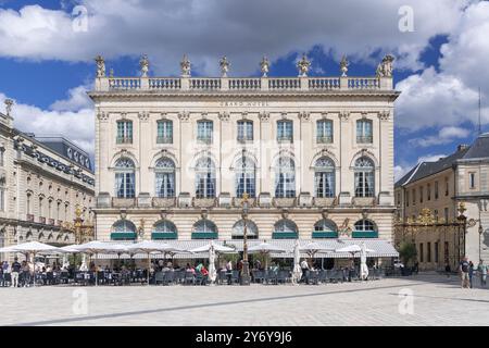 Nancy - Vista di Place Stanislas con il Grand Hôtel costruito da Emmanuel Héré nel 1755 e davanti alla terrazza del ristorante. Foto Stock