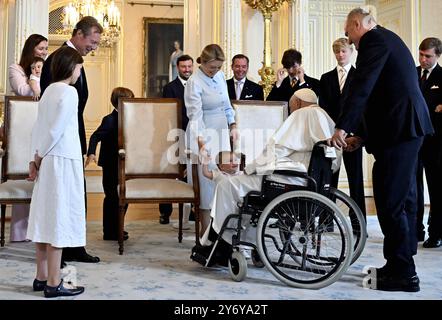 Lussemburgo, Lussemburgo. 26 settembre 2024. Granduchessa ereditaria di Lussemburgo Stephanie de Lannoy, principe Francois (17 mesi), principe Guillaume, granduca ereditario di Lussemburgo e Papa Francesco, nella foto durante una visita papale al Palazzo Granducale di Lussemburgo, Granducato di Lussemburgo, giovedì 26 settembre 2024. Il capo della Chiesa cattolica Papa Francesco, nato Jorge Mario Bergoglio, è in visita in Lussemburgo e stasera si recherà in Belgio. BELGA PHOTO ERIC LALMAND credito: Belga News Agency/Alamy Live News Foto Stock