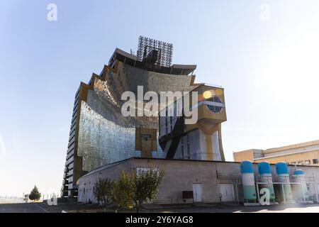 Parkent, Uzbekistan - 15 ottobre 2023: Istituto di fisica solare, grande forno solare per scopi spaziali e industriali, complesso "SUN" (Sonlce). Foto Stock