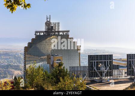 Parkent, Uzbekistan - 15 ottobre 2023: Istituto di fisica solare, grande forno solare per scopi spaziali e industriali, complesso "SUN" (Sonlce). Foto Stock