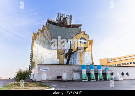 Parkent, Uzbekistan - 15 ottobre 2023: Istituto di fisica solare, grande forno solare per scopi spaziali e industriali, complesso "SUN" (Sonlce). Foto Stock