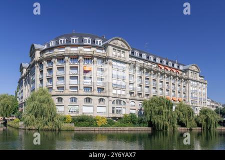 Strasburgo, Francia - Vista del Palazzo esca, un ex edificio industriale costruito negli anni '1930 sulle rive del fiume Ill. Foto Stock