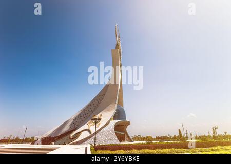 Tashkent, Uzbekistan - 28 agosto 2023: Memoriale della libertà e dell'indipendenza con la struttura del colore nazionale sulla piazza del parco cittadino Foto Stock