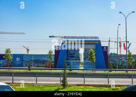 Tashkent, Uzbekistan - 28 agosto 2023: Costruzione della città olimpica. Sviluppo e miglioramento della città. Foto Stock