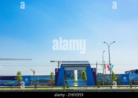 Tashkent, Uzbekistan - 28 agosto 2023: Costruzione della città olimpica. Sviluppo e miglioramento della città. Foto Stock