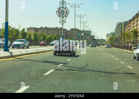 Tashkent, Uzbekistan - 28 agosto 2023: Traffico stradale di automobili in città. Foto Stock