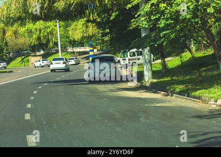 Tashkent, Uzbekistan - 28 agosto 2023: Traffico stradale di automobili in città. Foto Stock