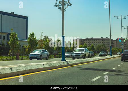 Tashkent, Uzbekistan - 28 agosto 2023: Traffico stradale di automobili in città. Foto Stock