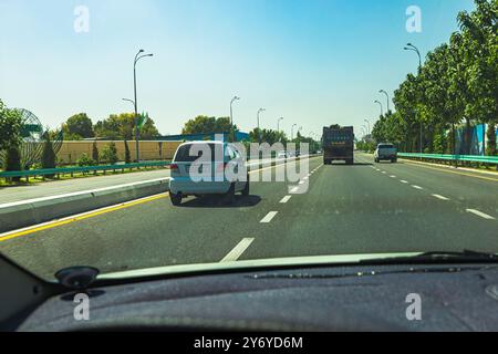 Tashkent, Uzbekistan - 28 agosto 2023: Traffico stradale di automobili in città. Foto Stock