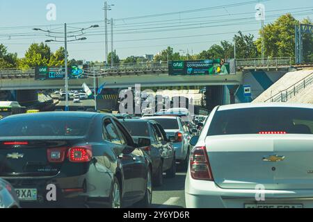 Tashkent, Uzbekistan - 28 agosto 2023: Traffico stradale con problemi di ingorghi sulla strada cittadina. Foto Stock