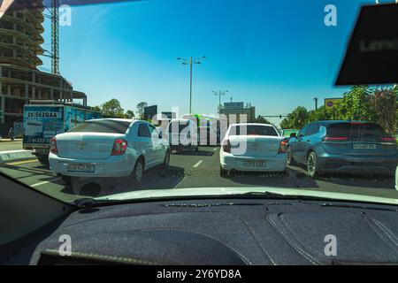 Tashkent, Uzbekistan - 28 agosto 2023: Traffico stradale con problemi di ingorghi sulla strada cittadina. Foto Stock