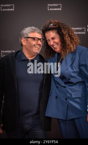 Filmfest Hamburg Malika Rabahallah mit Mohammad Rasoulof bei der Eröffnung des Filmfests Hamburg am 26.09.2024, Deutschland *** Filmfest Hamburg Malika Rabahallah con Mohammad Rasoulof all'apertura del Filmfest Hamburg il 26 09 2024, Germania Copyright: XNikolaixKislichkox IMG 2506 Foto Stock