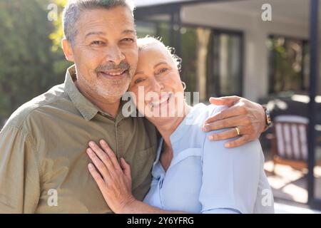 Abbracciare all'aperto, sorridere coppie anziane che si divertono insieme, a casa Foto Stock