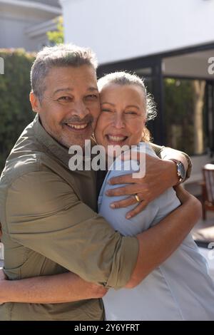 Abbracciando e sorridendo, amici anziani e diversi che si divertono insieme all'aria aperta, a casa. Amicizia, felicità, Unione, legame, anziani, tempo libero Foto Stock