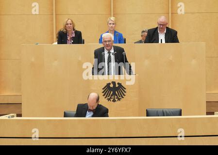 Bundesrat, 1047 anni. Plenarsitzung Winfried Kretschmann Gruene Ministerpraesident von Baden-Wuerttemberg im Portrait bei seiner Rede im Plenarsaal bei der 1047. Bundesratssitzung, Berlino, 27.09.2024 Berlin Berlin Deutschland *** Bundesrat, 1047 sessione plenaria Winfried Kretschmann Green State Premier di Baden Wuerttemberg in ritratto durante il suo discorso nella sala plenaria alla sessione del Bundesrat 1047, Berlino, 27 09 2024 Berlino Berlino Berlino Germania Foto Stock