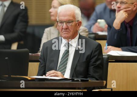 Bundesrat, 1047 anni. Plenarsitzung Winfried Kretschmann Gruene Ministerpraesident von Baden-Wuerttemberg im Portrait auf seinem Platz im Plenarsaal bei der 1047. Bundesratssitzung, Berlino, 27.09.2024 Berlin Berlin Deutschland *** Bundesrat, sessione plenaria 1047 Winfried Kretschmann Green State Premier di Baden Wuerttemberg in ritratto sulla sua sede nella sala plenaria alla sessione del Bundesrat 1047, Berlino, 27 09 2024 Berlino Berlino Germania Foto Stock