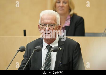 Bundesrat, 1047 anni. Plenarsitzung Winfried Kretschmann Gruene Ministerpraesident von Baden-Wuerttemberg im Portrait bei seiner Rede im Plenarsaal bei der 1047. Bundesratssitzung, Berlino, 27.09.2024 Berlin Berlin Deutschland *** Bundesrat, 1047 sessione plenaria Winfried Kretschmann Green State Premier di Baden Wuerttemberg in ritratto durante il suo discorso nella sala plenaria alla sessione del Bundesrat 1047, Berlino, 27 09 2024 Berlino Berlino Berlino Germania Foto Stock