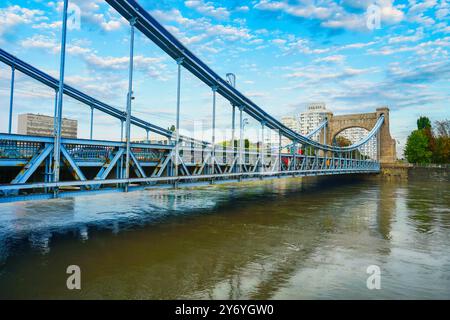 BRESLAVIA, POLONIA - 19 SETTEMBRE 2024: Grunwald o Grunwaldzki Bridge, punto di riferimento della città sul fiume Odra a Wrocław, Polonia, bassa Slesia Foto Stock