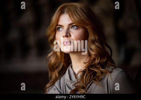 Berlino, Germania. 23 settembre 2024. Sophie Passmann, autrice, attrice e presentatrice, si trova di fronte a un'intervista con la dpa nella scalinata del Berliner Ensemble. Crediti: Fabian Sommer/dpa/Alamy Live News Foto Stock