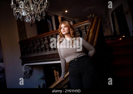 Berlino, Germania. 23 settembre 2024. Sophie Passmann, autrice, attrice e presentatrice, si trova davanti a un'intervista con dpa nella scalinata del Berliner Ensemble. Crediti: Fabian Sommer/dpa/Alamy Live News Foto Stock