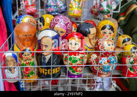 Bambole russe Matryoshka con vari disegni dal presidente Putin ad alcuni giocatori di pallacanestro dei Lakers, in vendita in Un negozio di souvenir Budapest Ungheria Foto Stock