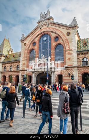 Persone fuori dal grande mercato coperto di Budapest (Nagycsarnok o Vasarcsarnok), facciata esterna dell'edificio, Budapest Ungheria Foto Stock