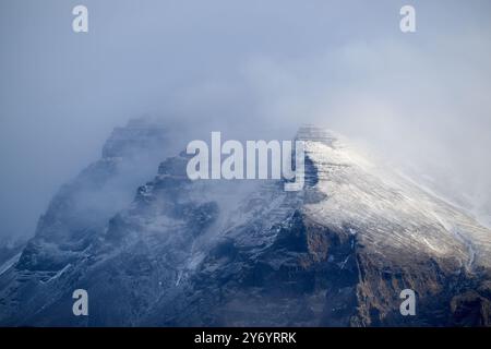 Cresta di montagna nella nebbia e ricoperta di ghiaccio durante l'inverno Foto Stock