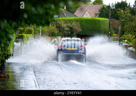 Inondazione nel villaggio di Down Ampney, nelle Cotswolds, nel Gloucestershire, dopo forti piogge durante la notte nel sud dell'Inghilterra. Foto Stock