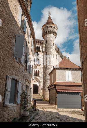 Una torre all'ingresso del Santuario, un complesso religioso di 8 cappelle, sulle scogliere del villaggio sacro di Rocamadour, nella regione di Lot di p. Foto Stock