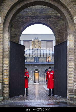 Londra, Regno Unito. 27 settembre 2024. I pensionati di Chelsea David Godwin (a sinistra) e Ted Fell (a destra) guardano il nuovo cantiere Soane Stable Yard al Royal Hospital Chelsea dopo un importante rinnovo, non turbato dalla pioggia. Il Chelsea History Festival torna nella storica Royal Hospital Road per il suo sesto anno, dal 25-29 settembre. È una celebrazione della storia e del patrimonio attraverso tre sedi: Il National Army Museum, il Royal Hospital Chelsea e il Chelsea Physic Garden. Crediti: Imageplotter/Alamy Live News Foto Stock