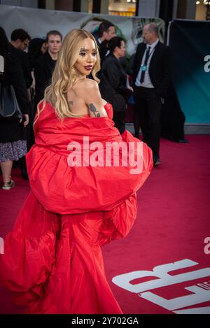 Londra, Regno Unito. 25 settembre 2024. Munroe Bergdorf partecipa alla prima inglese di "Joker Folie à Deux" al Cineworld Leicester Square. Credito: SOPA Images Limited/Alamy Live News Foto Stock