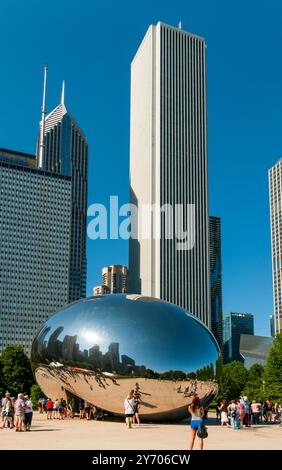 Cloud Gate, o il fagiolo, da Anish Kapoor in Millennium Park di Chicago. Foto Stock