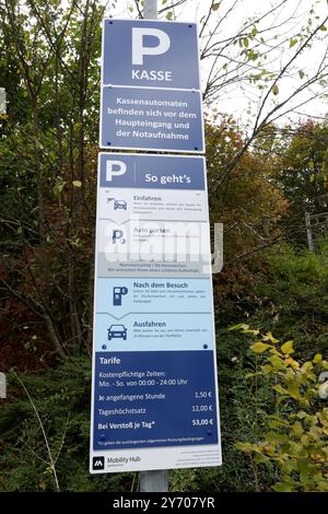 Schild der Mobility Hub Parkservice GmbH auf dem Parkplatz des Diakonie Klinikum Jung-Stilling erklaert erklärt den Ablauf der Bezahlung. Diakonie Klinikum Jung-Stilling, Parken am 24.09.2024 a Siegen/Deutschland. *** Mobility Hub Parkservice GmbH firma nel parcheggio del Diakonie Klinikum Jung Stilling spiega la procedura di pagamento Diakonie Klinikum Jung Stilling, parcheggio il 24 09 2024 a Siegen Germania Foto Stock