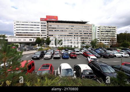 Diakonie Klinikum Jung-Stilling. Auf dem Dach befindet sich die ADAC Luftrettung. Im Vordergrund Parken Autos auf dem Parkplatz. Diakonie Klinikum Jung-Stilling AM 24.09.2024 a Siegen/Deutschland. *** Diakonie Klinikum Jung Stilling il servizio di soccorso aereo ADAC si trova sul tetto in primo piano, le auto sono parcheggiate nel parcheggio Diakonie Klinikum Jung Stilling il 24 09 2024 a Siegen Germania Foto Stock