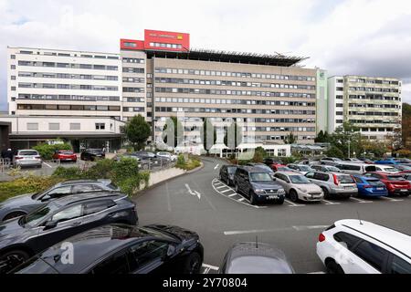 Diakonie Klinikum Jung-Stilling. Auf dem Dach befindet sich die ADAC Luftrettung. Im Vordergrund Parken Autos auf dem Parkplatz. Diakonie Klinikum Jung-Stilling AM 24.09.2024 a Siegen/Deutschland. *** Diakonie Klinikum Jung Stilling il servizio di soccorso aereo ADAC si trova sul tetto in primo piano, le auto sono parcheggiate nel parcheggio Diakonie Klinikum Jung Stilling il 24 09 2024 a Siegen Germania Foto Stock