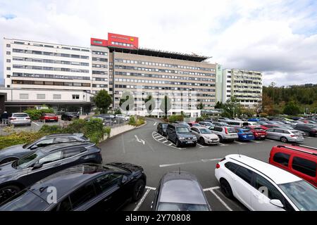 Diakonie Klinikum Jung-Stilling. Auf dem Dach befindet sich die ADAC Luftrettung. Im Vordergrund Parken Autos auf dem Parkplatz. Diakonie Klinikum Jung-Stilling AM 24.09.2024 a Siegen/Deutschland. *** Diakonie Klinikum Jung Stilling il servizio di soccorso aereo ADAC si trova sul tetto in primo piano, le auto sono parcheggiate nel parcheggio Diakonie Klinikum Jung Stilling il 24 09 2024 a Siegen Germania Foto Stock