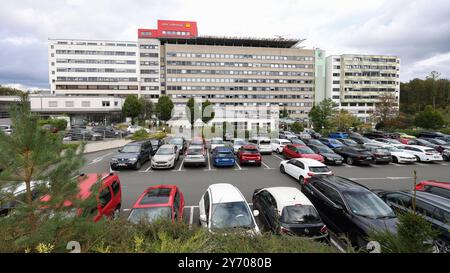 Diakonie Klinikum Jung-Stilling. Auf dem Dach befindet sich die ADAC Luftrettung. Im Vordergrund Parken Autos auf dem Parkplatz. Diakonie Klinikum Jung-Stilling AM 24.09.2024 a Siegen/Deutschland. *** Diakonie Klinikum Jung Stilling il servizio di soccorso aereo ADAC si trova sul tetto in primo piano, le auto sono parcheggiate nel parcheggio Diakonie Klinikum Jung Stilling il 24 09 2024 a Siegen Germania Foto Stock